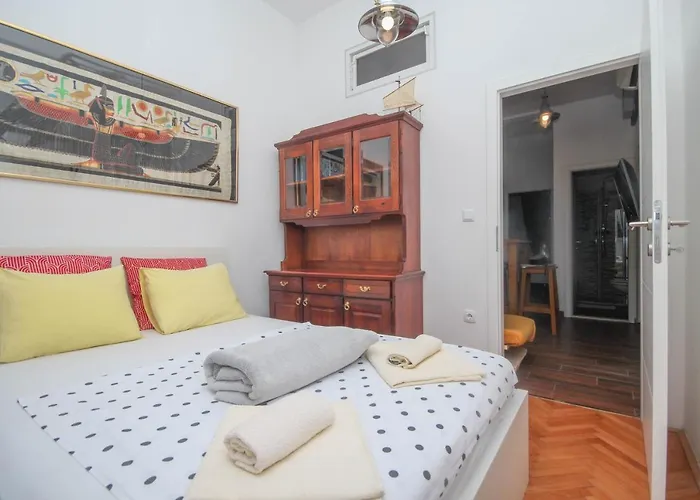 Fab 'n' Chic Apartment Split